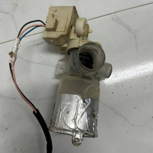 Cụm mô tơ xả 3 dây máy giặt inverter Aqua cửa trên  AQW-DR100ET tháo máy
