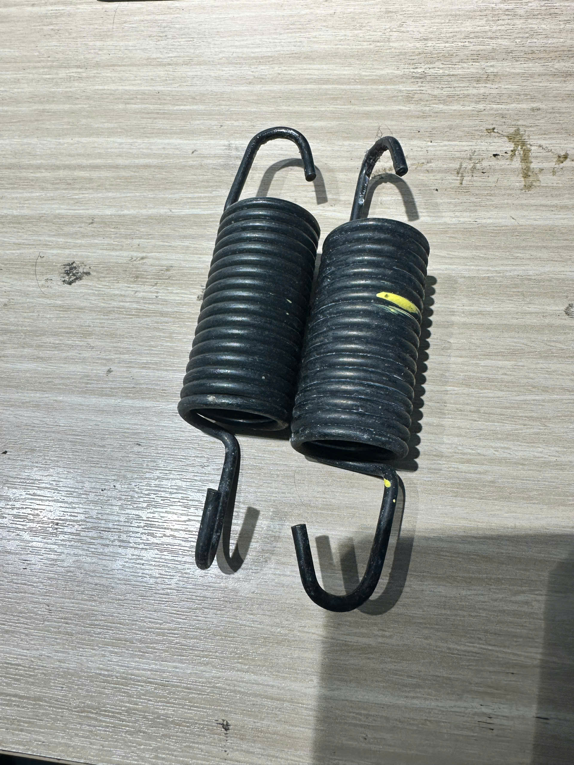Lò xo chống rung máy giặt cửa ngang LG – tháo máy