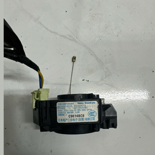 Mô tơ xả kéo hộp số máy giặt inverter Aqua cửa trên  AQW-DR100ET tháo máy